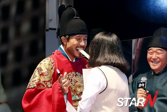 Lee Byung-heon shows a 'taffy kiss' with a fan