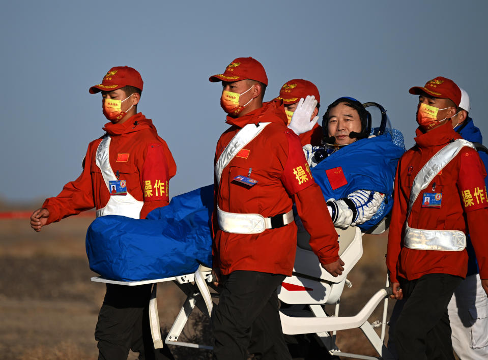 太空人景海鵬順利出艙。（圖／新華社）