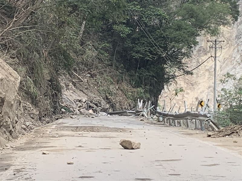 中橫公路落石崩落。（圖／翻攝自交通部公路局官網）