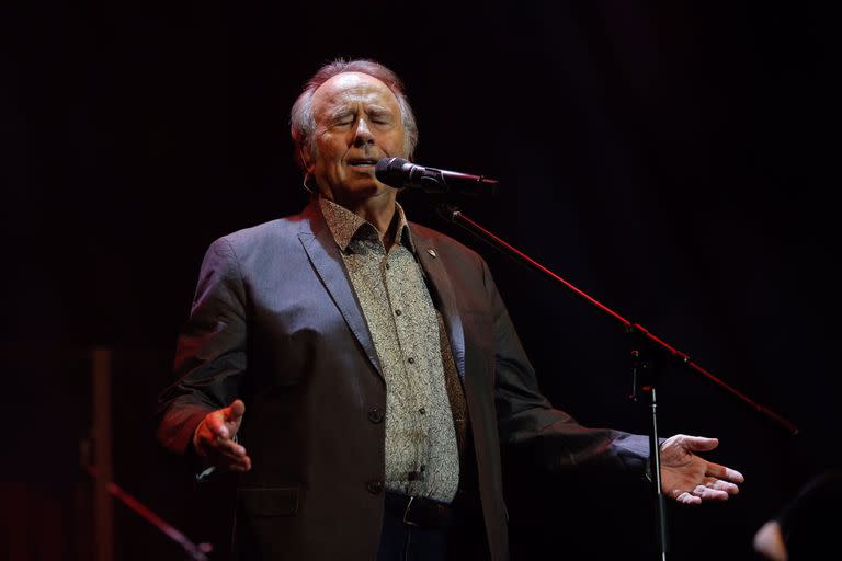 Joan Manuel Serrat disfrutó de su concierto en el Estadio Mario Alberto Kempes