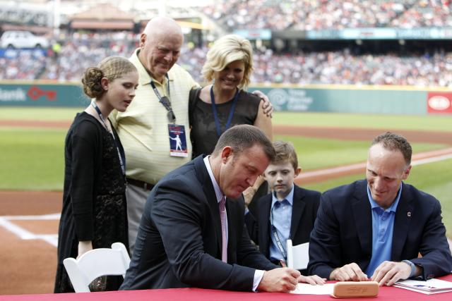 Jim Thome announces retirement at statue unveiling