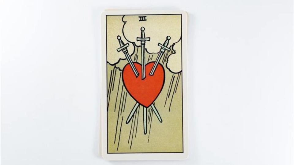 Relationship tarot spread: The three of swords tarot card