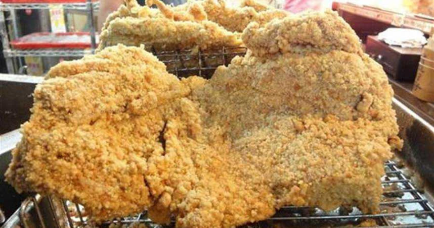 台灣的雞排多半尺寸比臉還大，對吃慣小塊唐揚雞的日本人來說，是一個新奇的體驗。（圖／示意圖，報系資料照片）