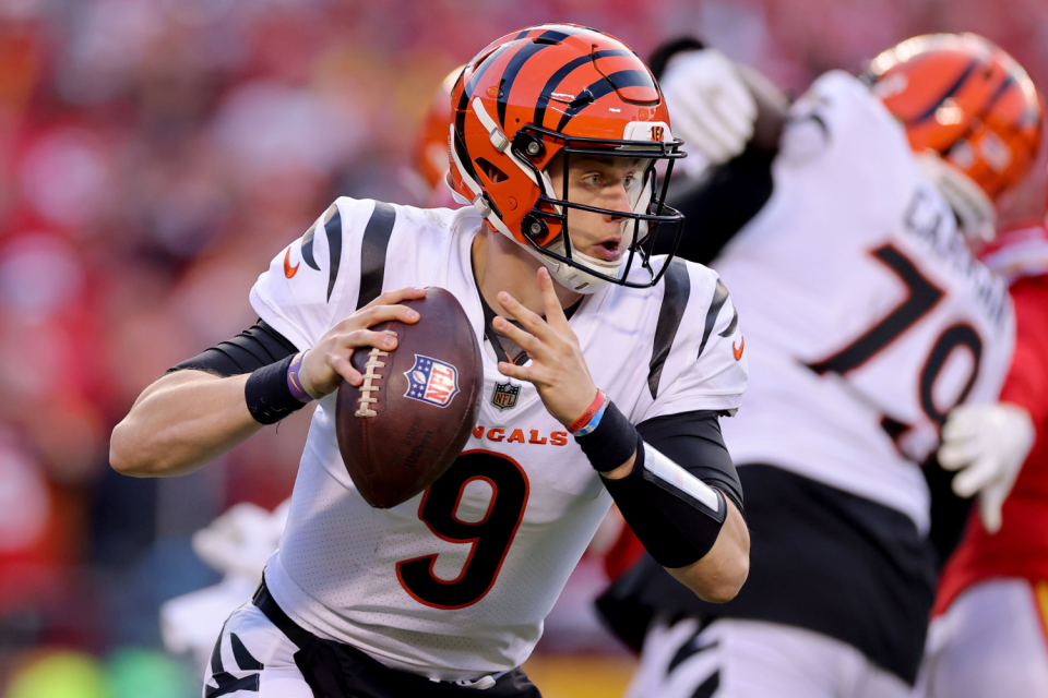 Bengals quarterback Joe Burrow readies to throw.