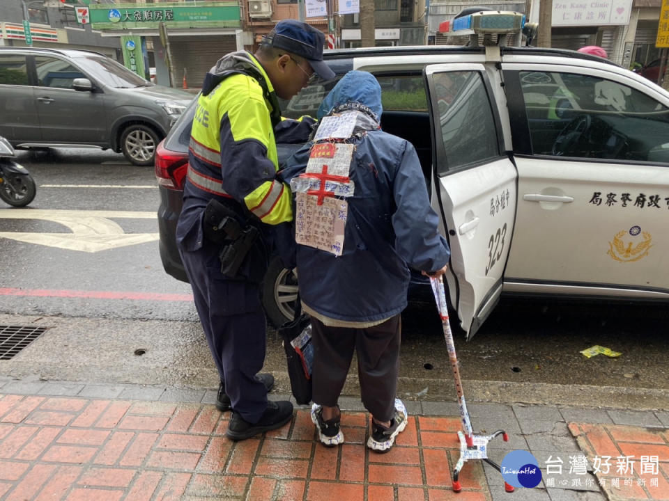 失智翁姓名隨身貼，警助順利送回家。