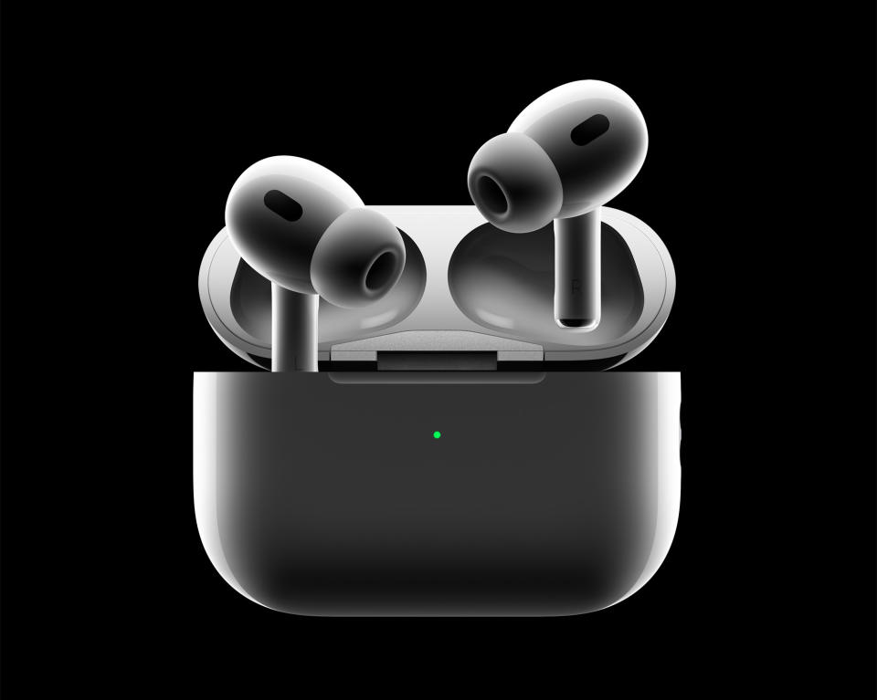 AirPods Pro第二代針對「通透模式」、「空間音訊」，以及降噪效果為前代的兩倍。圖／蘋果提供