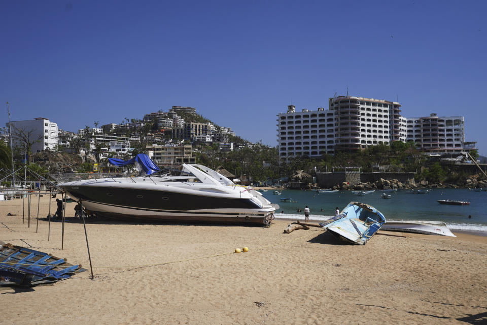 Barcos encallados dañados tras la devastación que dejó el paso del huracán Otis, en Acapulco, México, el domingo 12 de noviembre de 2023. Cerca de tres semanas después de que el ciclón de categoría 5 destrozara el puerto del océano Pacífico, dejando 48 personas muertas y la infraestructura de la ciudad hecha pedazos, las tareas de limpieza siguen pendientes. (AP Foto/Marco Ugarte)