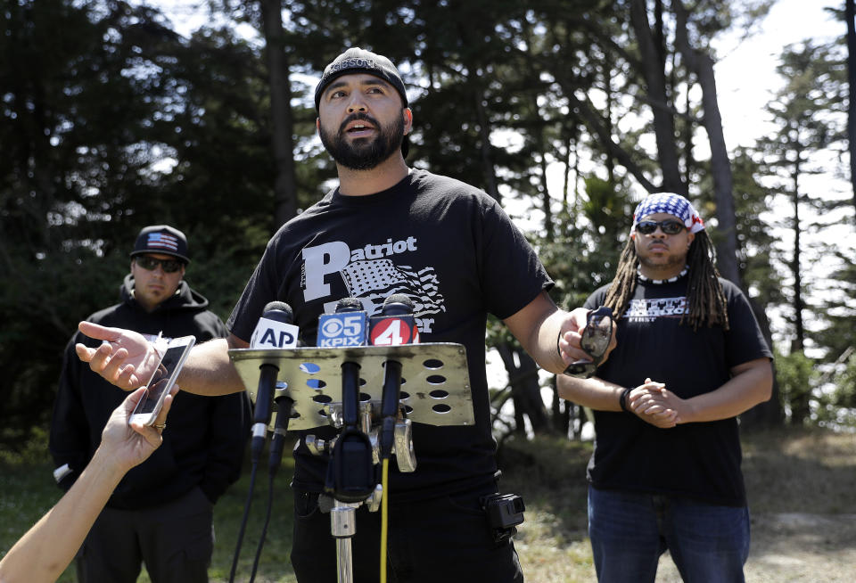 <p>Joey Gibson of the group Patriot Prayer, center, speaks at a news conference in Pacifica, Calif, Saturday, Aug. 26, 2017. (Photo: Marcio Jose Sanchez/AP) </p>