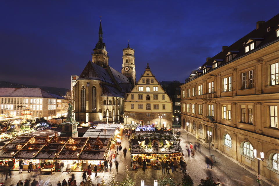 Der Weihnachtsmarkt auf dem Schloss-Innenhof in Stuttgart ist besonders stimmungsvoll – und mit großem Musikprogramm. (Bild: ddp Images)