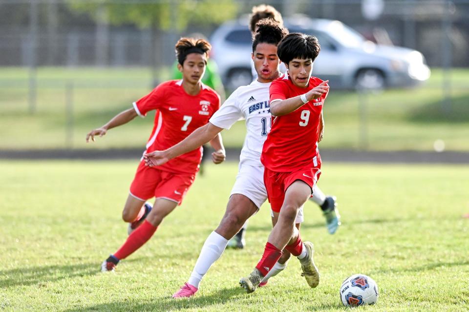 Everett's Leon Nonato moves the ball against East Lansing during the second half on Tuesday, Sept. 12, 2023, at Everett High School in Lansing.