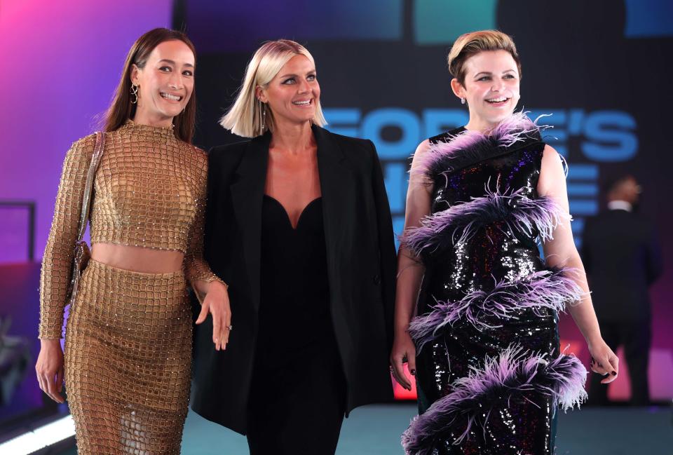 Maggie Q, Eliza Coupe, and Ginnifer Goodwin walk past fans at the 2021 People's Choice Awards. (Getty Images)