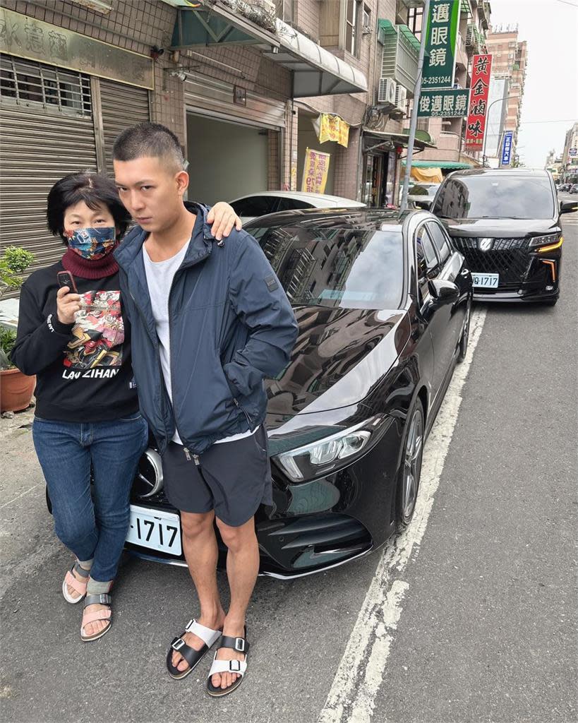 鳳梨買賓士孝敬媽媽！抖她「離譜行車紀錄」急籲：用路人盡可能遠離