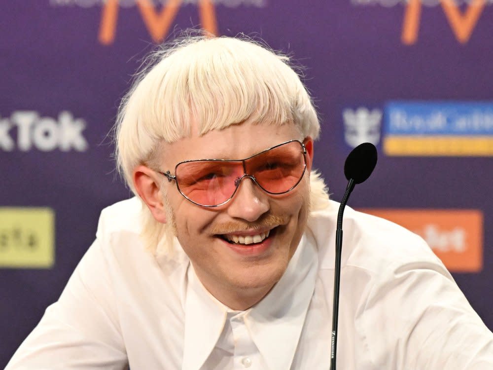 Hier schien die Welt noch in Ordnung: Joost Klein bei einer Pressekonferenz im Vorfeld des ESC. (Bild: imago/TT)