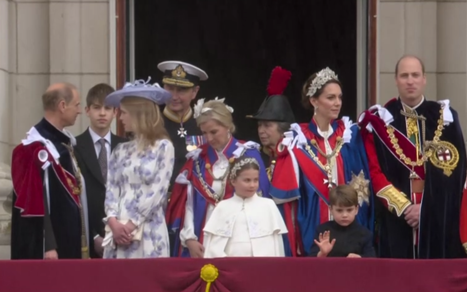 Le Prince Louis saluant au balcon lors du couronnement de Charles III, 6 mai 2023. 