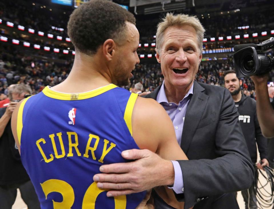 ▲勇士射手Stephen Curry(左)解釋比賽中怒踹椅子，勇士主帥Steve Kerr（圖／美聯社／達志影像）