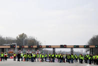 <p>Deux figures du mouvement en Isère ont été interpellées tôt ce matin. Julien Terrier, porte-parole des gilets jaunes du département, et un autre membre actif des gilets jaunes ont été placés en garde à vue à l’aube ce matin. La veille, ils avaient appelé dans une vidéo à “prendre” le péage de Voreppe. Les deux hommes sont « <em>dans les locaux de la gendarmerie dans le cadre d’une enquête de flagrance</em>», a précisé le procureur de la République. L’enquête a été ouverte pour « <em>participation à un groupement formé en vue de la préparation de violences ou dégradations</em> » et « <em>organisation d’une manifestation sur la voie publique sans déclaration préalable </em>».<br>(Crédit : Getty Images) </p>