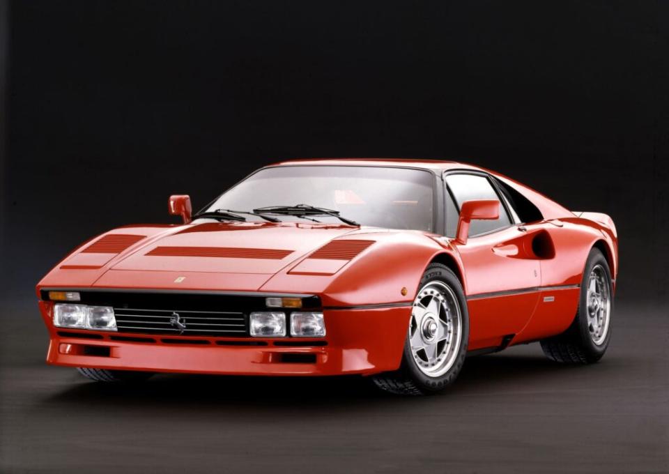Ferrari GTO是首台搭載縱置雙渦輪V8引擎的躍馬車型，這款跑車以2.8公升排量與8個氣缸的設計獲得了「288」這個非官方名稱。(圖片提供：臺灣蒙地拿)