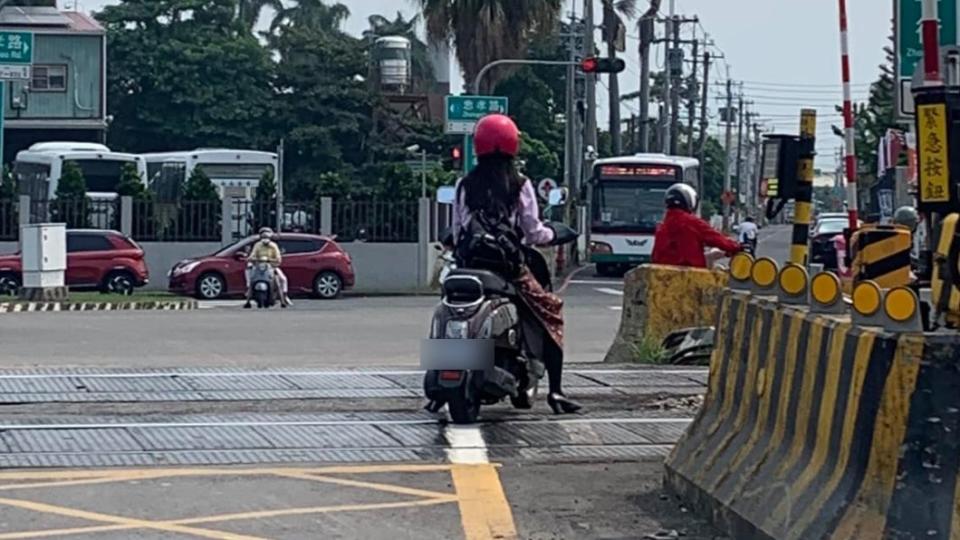 嘉義一名女騎士在鐵軌上停等紅燈，讓路人全嚇傻。（圖／翻攝自爆料公社）