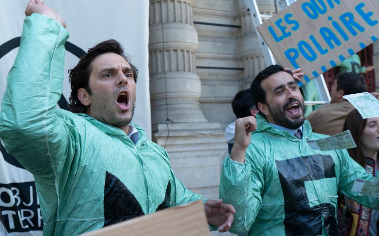 Ehe sie sich versehen, stehen die Schwindler Albert (Pio Marmai, links) und Bruno (Jonathan Cohen) mit Klimaaktivisten auf der Straße. (Bild: 2023 ADNP/Ten Cinema/Gaumont/TF1 Films Production/Quad+Ten/Carole Bethuel)