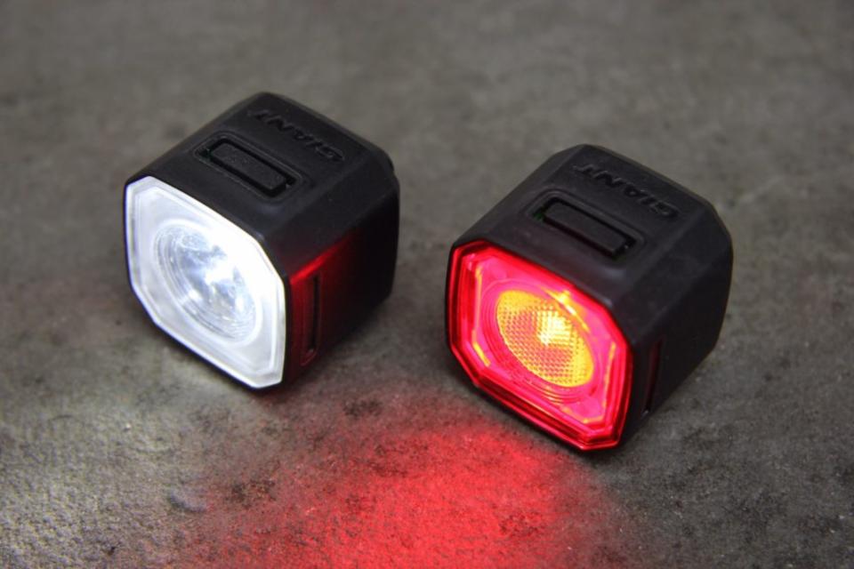 Image shows Giant HL 100 and TL 100 Combo bike lights.