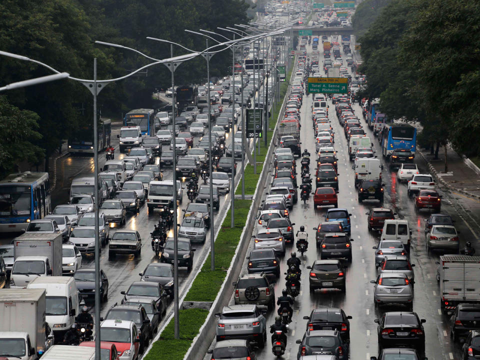 Platz 6: Verkehrswahnsinn – den gibt es mit 77,2 Stunden Stau auch in São Paulo. Einen traurigen Höhepunkt erzielte die größte brasilianische Stadt übrigens zur WM 2014. Am 23. Mai 2014 haben sich auf den Straßen rund um São Paulo Autos auf einer Länge von 344 Kilometern gestaut. (Bild-Copyright: Nelson Antoine/AP Photo)