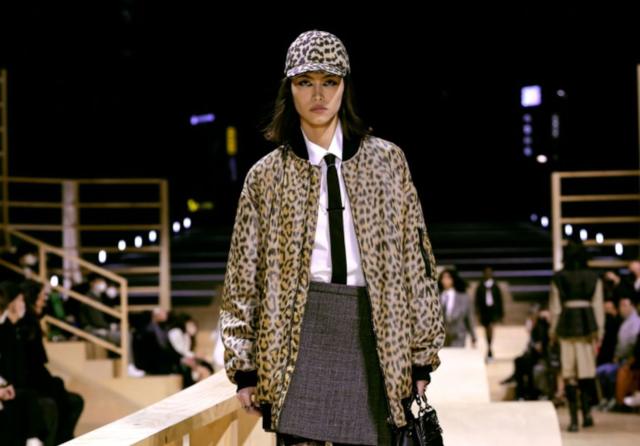 Fashion Week : C'est officiel, la cravate s'impose dans le dressing féminin  - Elle