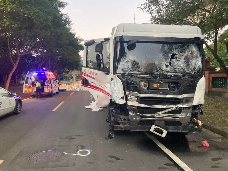 ▲曳引拖板車撞護欄衝進台北校園內，大量白米掉落在道路上，警消獲報前往現場處理。（圖 ／翻攝畫面）