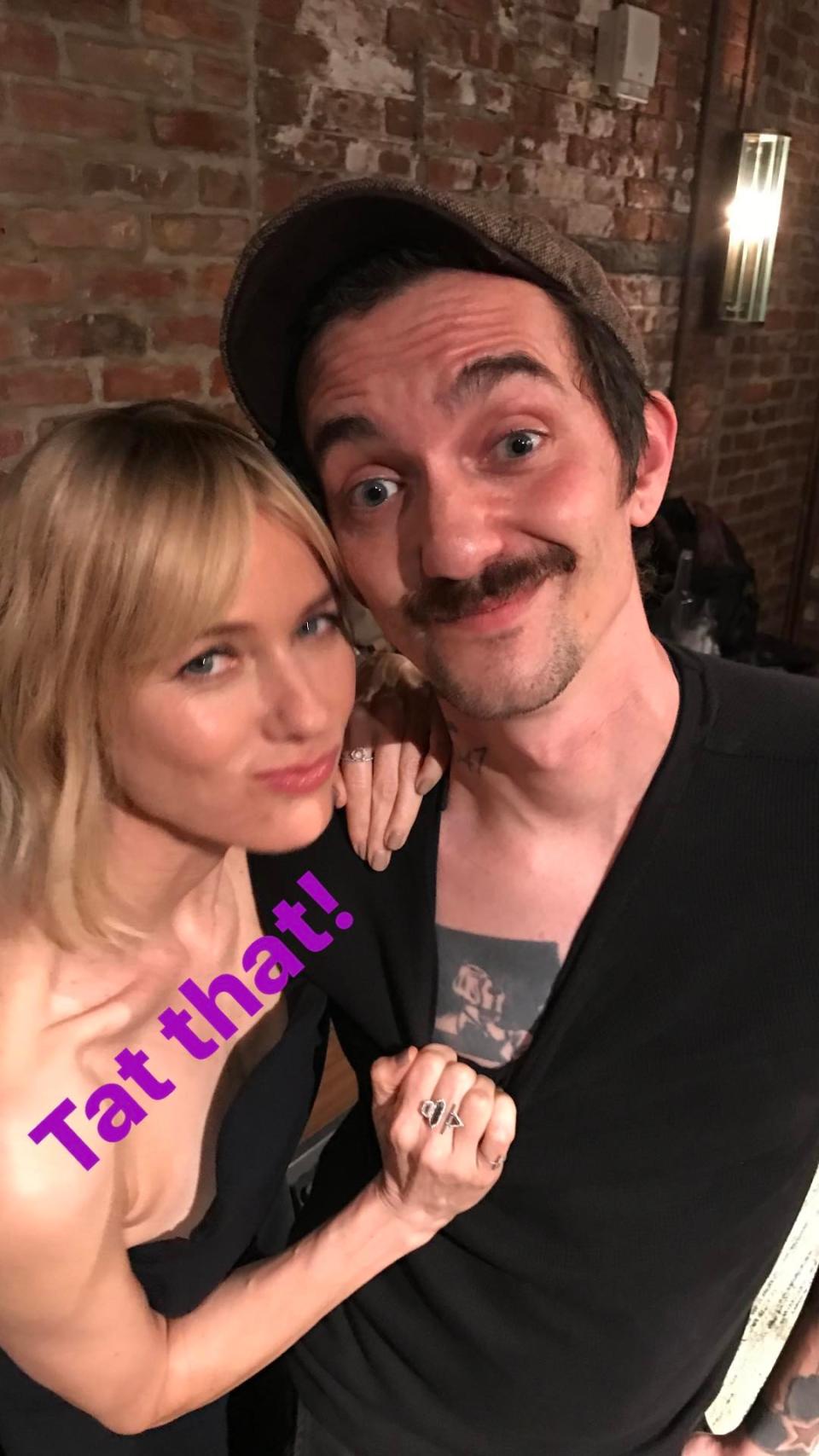 Watts zeigte das Tattoo ihres Fans im Internet. (Bild: Instagram/naomiwatts)