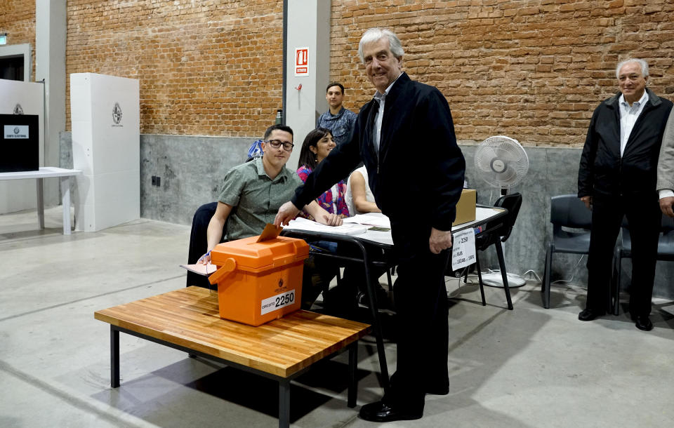 El presidente de Uruguay, Tabaré Vázquez, emite su voto durante una segunda vuelta de las elecciones presidenciales en Montevideo, Uruguay, el domingo 24 de noviembre de 2019. Los uruguayos elegirán entre Daniel Martínez, del gobernante partido Frente Amplio, y Luis Lacalle, del opositor Partido Nacional. (Foto AP/Matilde Campodonico)