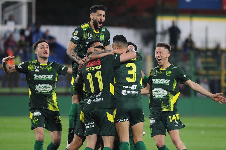 Los jugadores de Defensa y Justicia celebran el gol de Raúl Loaiza, autor del 2-1 contra Platense, por la Liga Profesional.