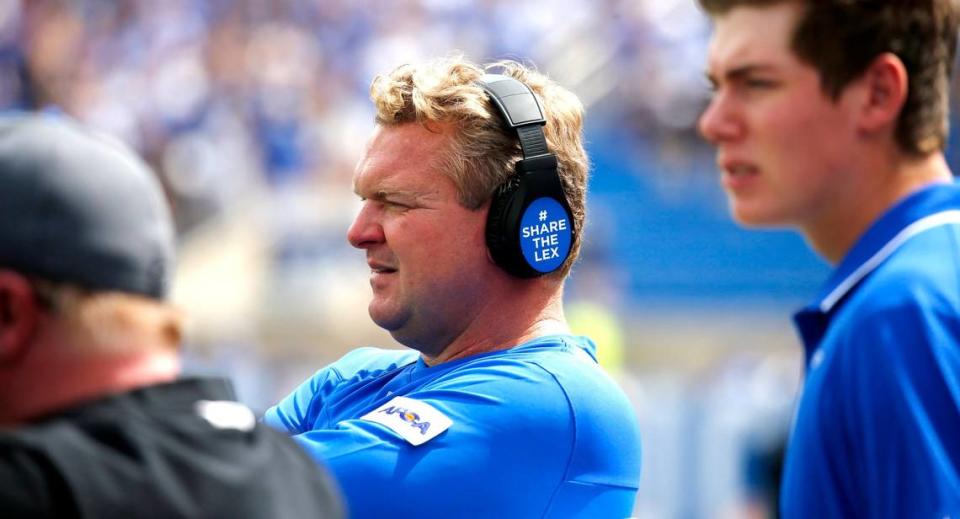 New Kentucky offensive line coach Eric Wolford (center) spent the prior four seasons working in the same position at South Carolina.