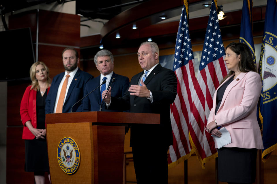 El líder de la minoría en la Cámara de Representantes Steve Scalise (republicano de Luisiana) y otros dirigentes republicanos durante una conferencia de prensa en el Capitolio en Washington el martes 15 de junio de 2021, donde dijeron que la nación está en crisis. (Stefani Reynolds/The New York Times)