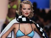 Supermodels der 90er-Jahre in Bikinis, Teil eins: Eva Herzigova bei einer Bademodenschau von Chanel. (Bild: Michel Arnaud/CORBIS/Corbis via Getty Images)