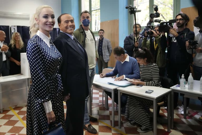 Silvio Berlusconi, líder de Forza Italia, flanqueado por su pareja, Marta Fascina, tras depositar su voto en un colegio electoral en Milán, Italia, el 25 de septiembre de 2022, en Milán, Italia