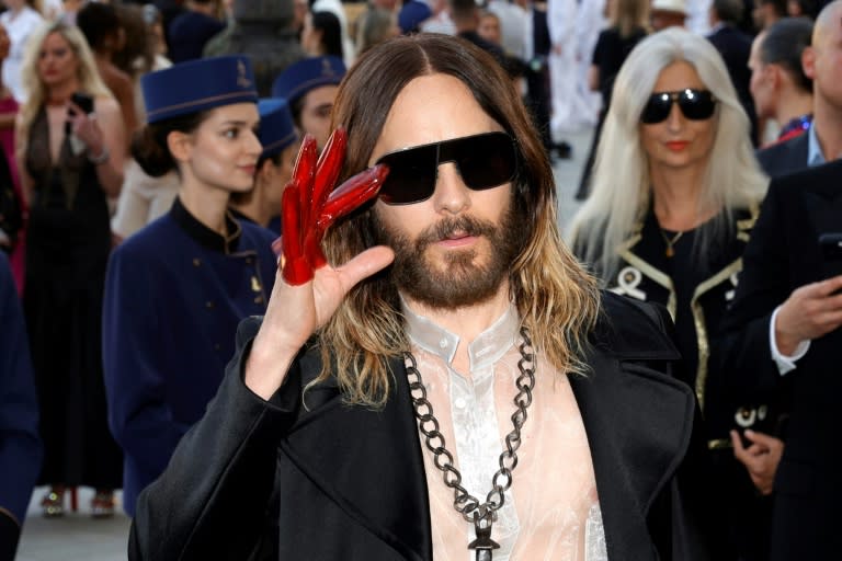 El actor estadounidense Jared Leto posa a su llegada a la gala Vogue World en la plaza Vendôme de París, el 23 de junio de 2024 (Geoffroy VAN DER HASSELT)