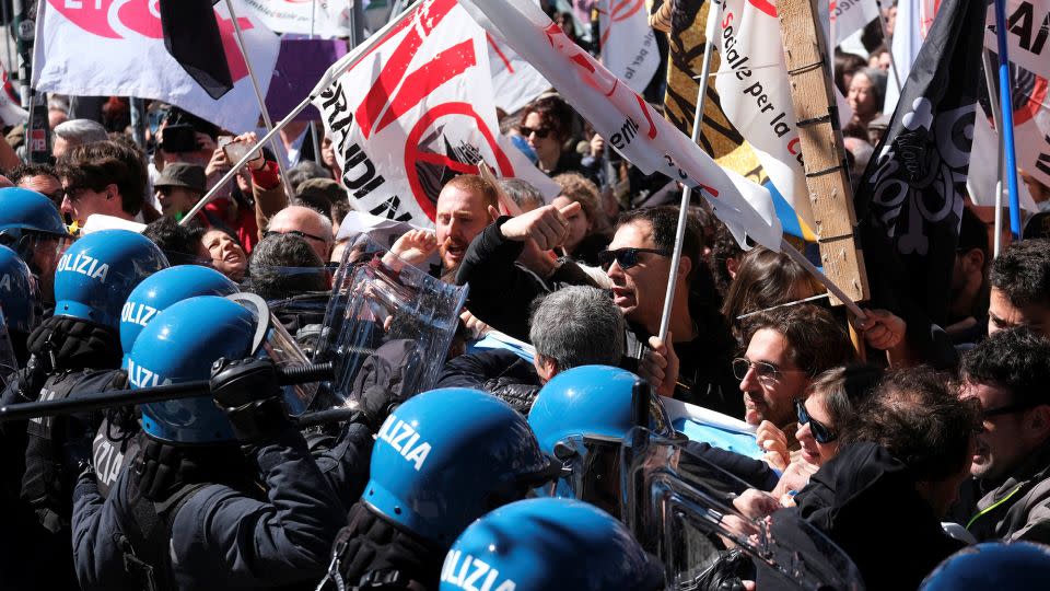People clash with police as they protest against the introduction of the registration and tourist fee to visit the city of Venice. - Manuel Silvestri/Reuters