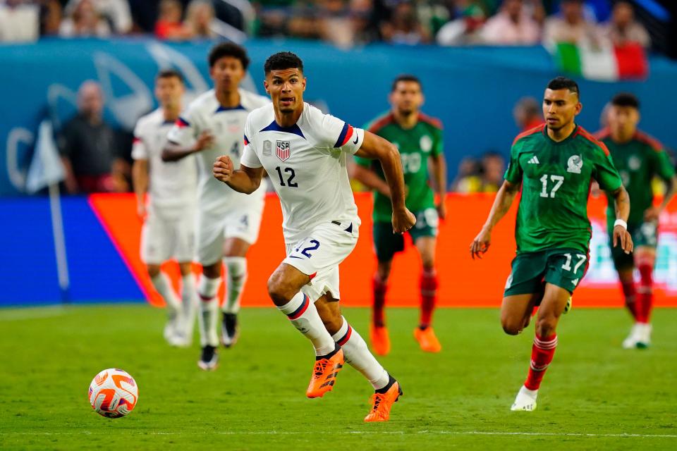 Miles Robinson (12) es uno de los cinco jugadores de la USMNT que compite tanto en la Liga de Naciones como en la Copa Oro este verano.