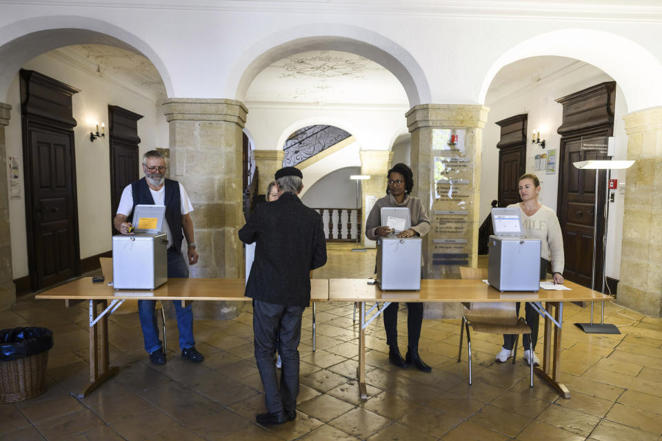 A man casts his ballot during Swiss federal elections in Delemont, Switzerland, Sunday, Oct. 22, 2023. Swiss voters are casting final ballots to choose their next legislature. Polls point to a rebound Sunday for right-wing populist and Socialist parties, while Greens are expected to lose ground compared to the last such election four years ago. (Jean-Christophe Bott/Keystone via AP)