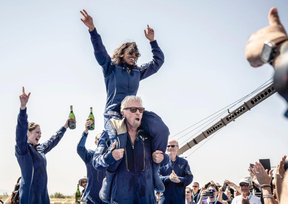 Richard Branson mit seiner All-Crew nach der sicheren Landung