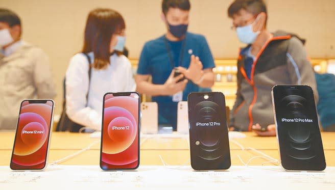 去年蘋果公司以環保因素為由，從iPhone12系列起取消新機隨附充電器與有線耳機，消基會昨日表示，這項政策是對新舊果粉的雙重剝削。（本報資料照片）