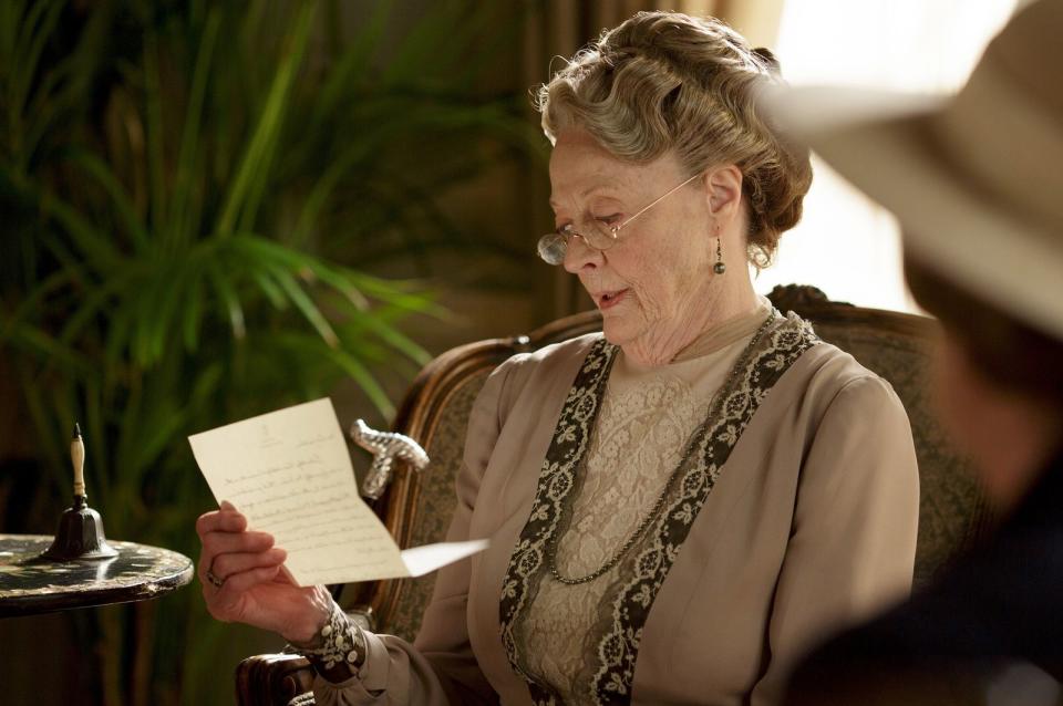Die britische Schauspielinstanz Maggie Smith alias Professor Minerva McGonagall konnte den Krebs 2009 zum Glück besiegen und steht auch mit 85 Jahren noch vor der Kamera - zuletzt für den Kinofilm zur Erfolgsserie "Downton Abbey", in dem die Oscarpreisträgerin wieder die scharfzüngige Violet Crawley spielte. (Bild: Universal / Nick Briggs)