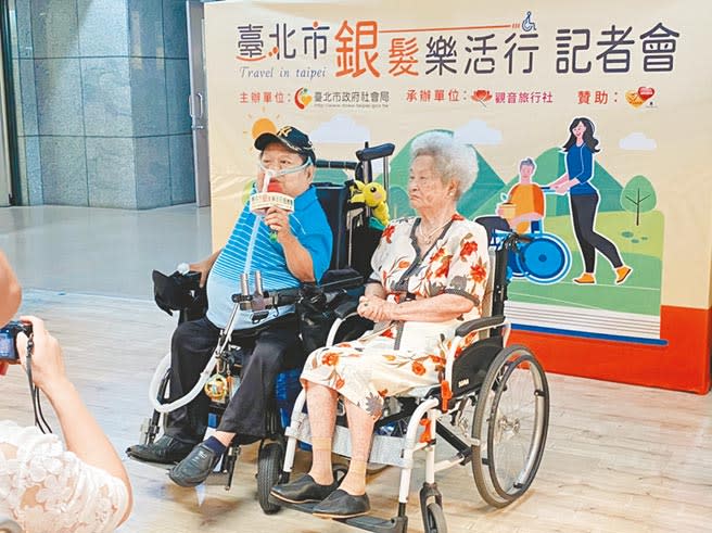 患有多重障礙的陳榮福與高齡96歲母親都是輪椅族，參與銀髮樂活行一同出遊享受長青親子的樂趣。（游念育攝）