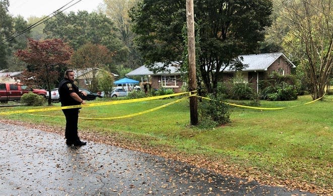 Spartanburg County deputies investigate a shooting on Walden Circle early Sunday morning, Oct. 25. Three suspects have been charged in the murders of Kelli Curren and Timothy Thompson.