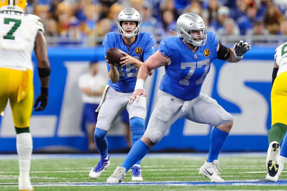 Detroit Lions quarterback Jared Goff looks to pass after a snap from center Frank Ragnow against the Green Bay Packers during the first half at Ford Field in Detroit on Thursday, Nov. 23, 2023.
