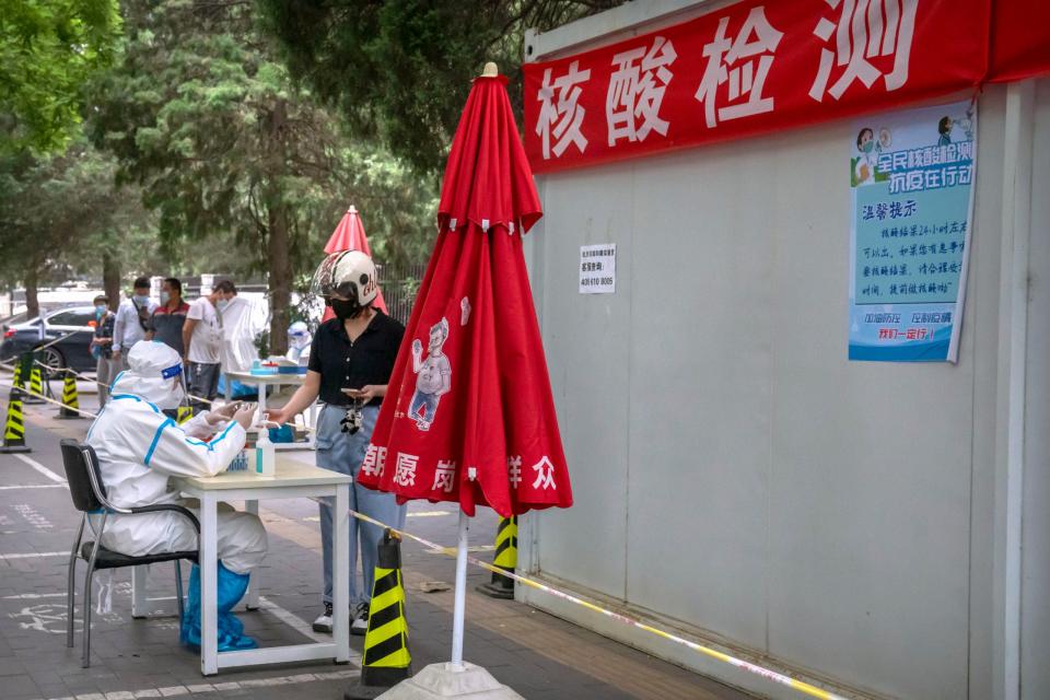 An Corona-Test-Stationen wie diese hier wurden in Peking Protest-Slogans gemalt. - Copyright: picture alliance/AP: Mark Schiefelbein