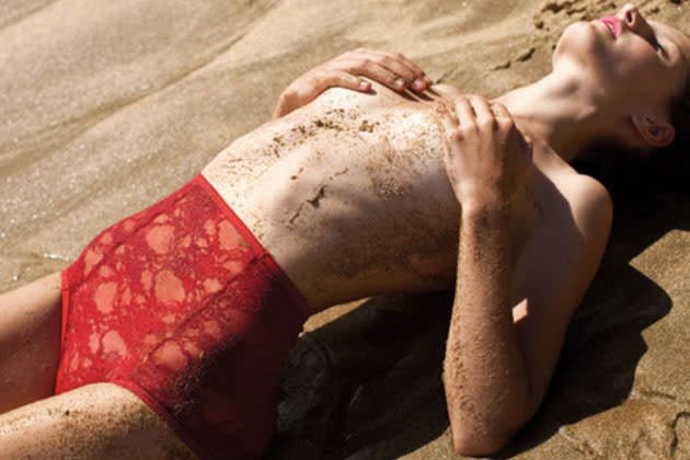 Mehr anrüchigen Sex-Appeal könnte man kaum in ein Werbebild für eine Unterhose packen. Der Kommentar von "American Apparel" dazu: Wir zeigen nur Bilder, wie sie junge Leute heute tagtäglich auf Facebook posten."