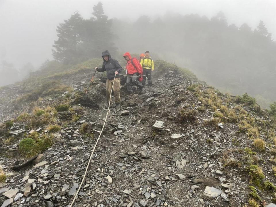 10人登山隊攀登奇萊北峰，其中27歲王姓男子失足墜谷，隊員向警消求救，救援人員在事故地點上方架繩攀降將受傷王男救出送醫。（中央社／民眾提供）
