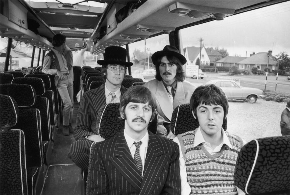 En esta fotografía del 12 de septiembre de 1967, la banda viajaba en un autobús hacia el suroeste de Inglaterra para el rodaje de su película ‘The Magical Myster Tour’. (Foto: Potter / Express / Getty Images).