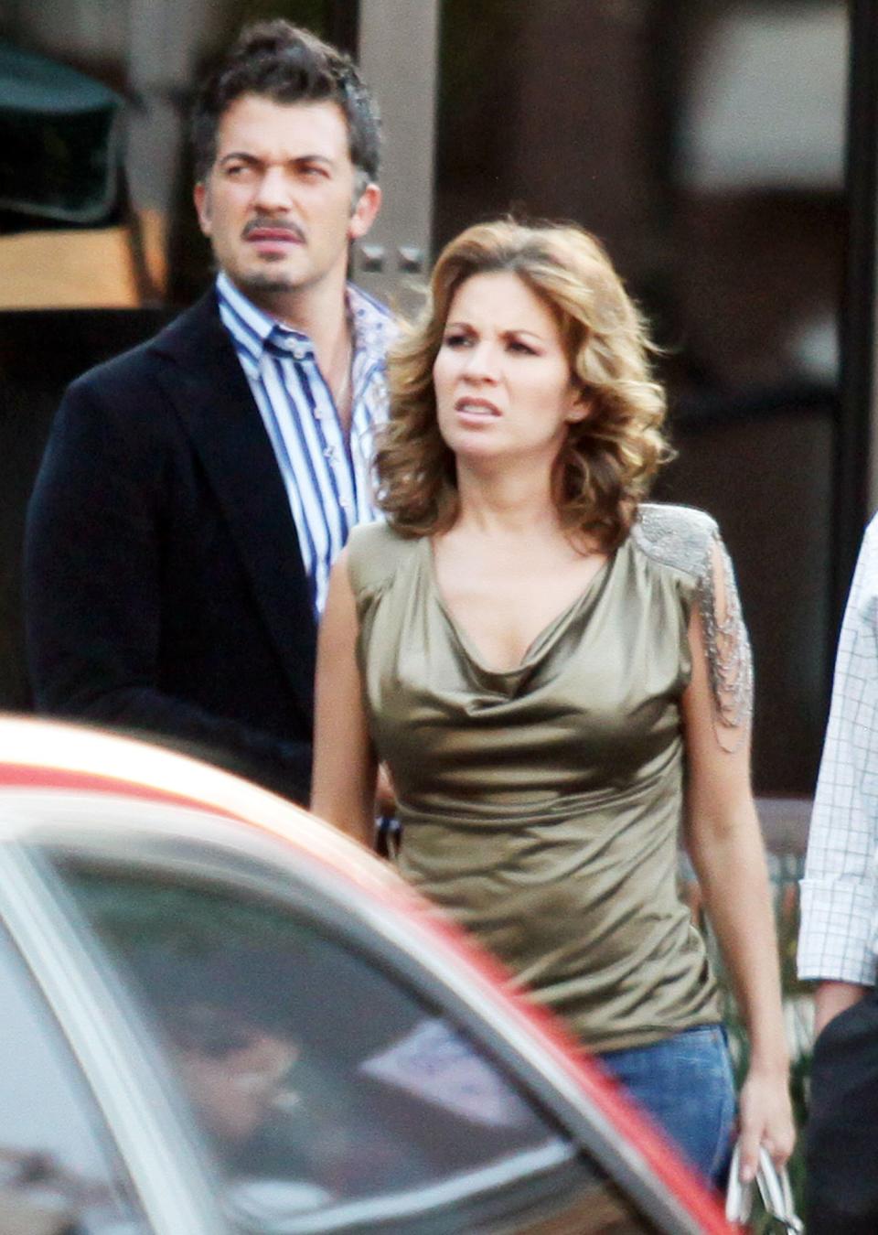 Ingrid Coronado y Fernando del Solar en una foto de archivo, a la salida de un restaurante en la Ciudad de México en marzo de 2011. (Getty Images)