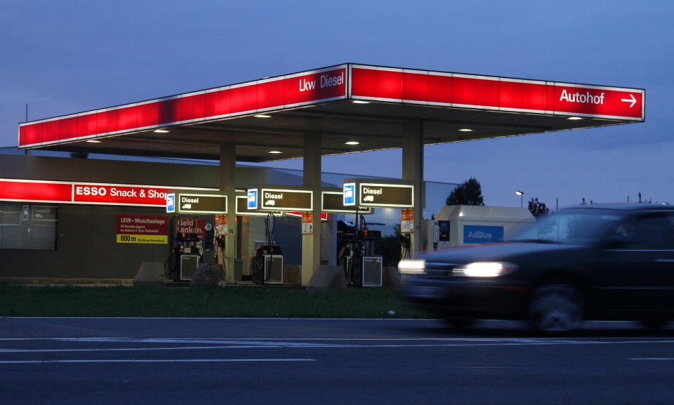 <p>Wer in Nordrhein-Westfalen sein Auto betankt, muss im Schnitt mit 1,441 Euro (Benzin) pro Liter und 1,276 Euro für einen Liter Diesel rechnen. (Foto: ddpimages) </p>